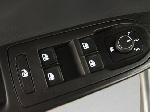 Certified 2025 Volkswagen Taos SE image 14