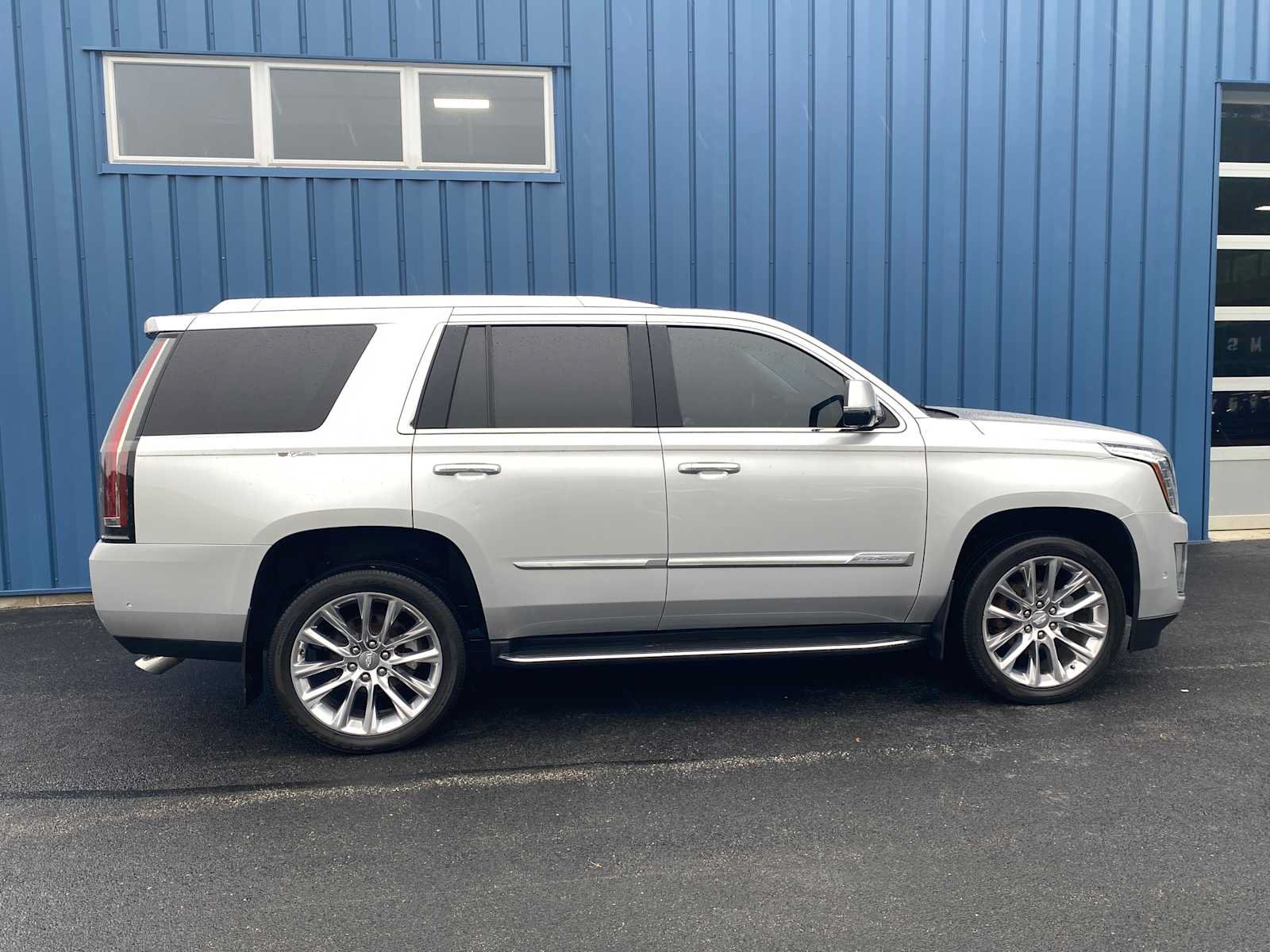 Used 2017 Cadillac Escalade Luxury AWD/4WD image 15