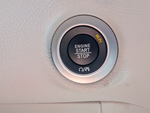 Used 2023 Chrysler Pacifica Touring-L FWD image 11