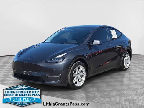 Used 2024 Tesla Model Y Long Range AWD/4WD image 1