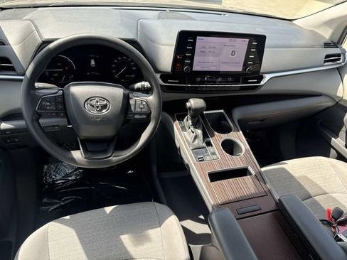 Used 2022 Toyota Sienna LE w/ LE Plus Package AWD/4WD image 7