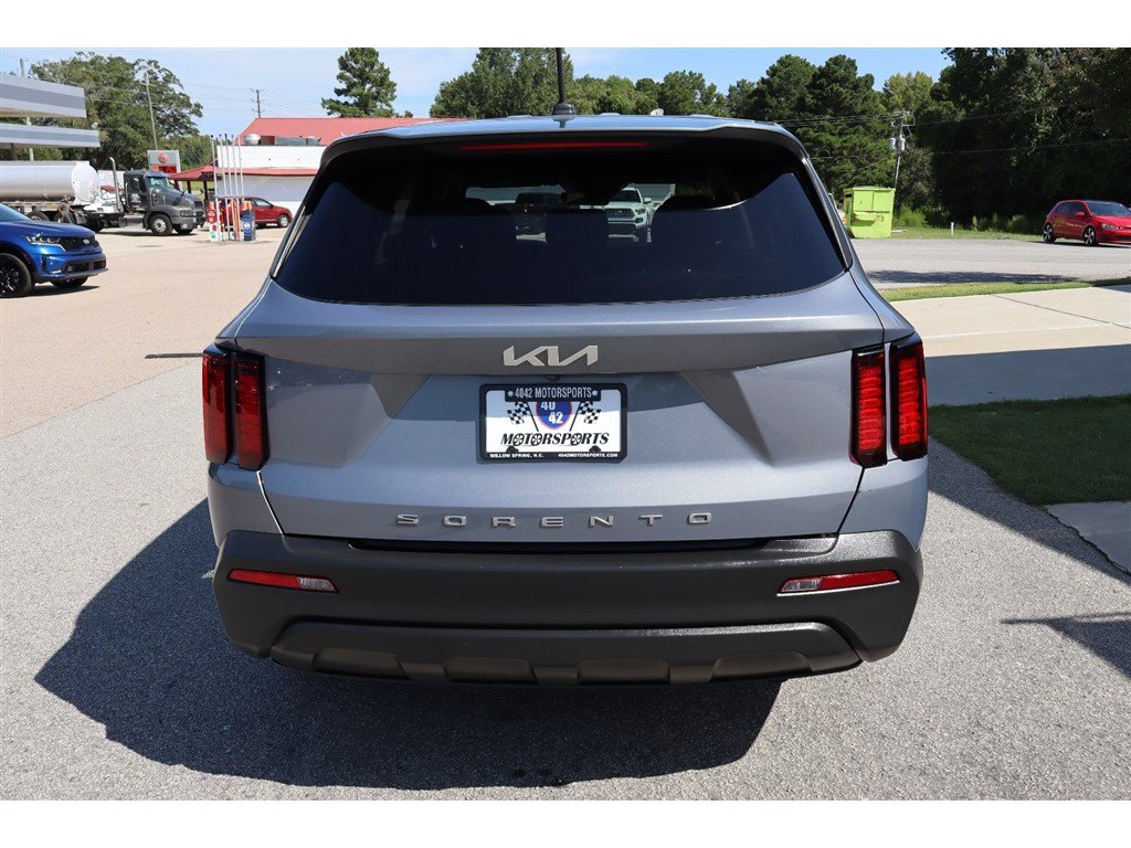 Used 2022 Kia Sorento LX FWD image 4