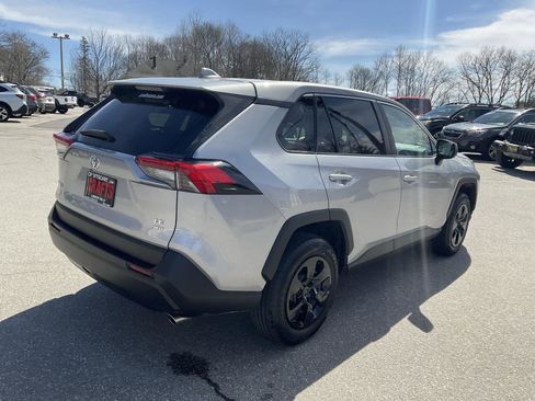 Used 2022 Toyota RAV4 LE AWD/4WD image 5