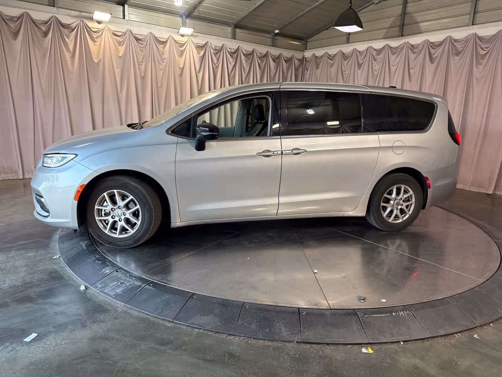 Used 2024 Chrysler Pacifica Touring-L FWD image 8