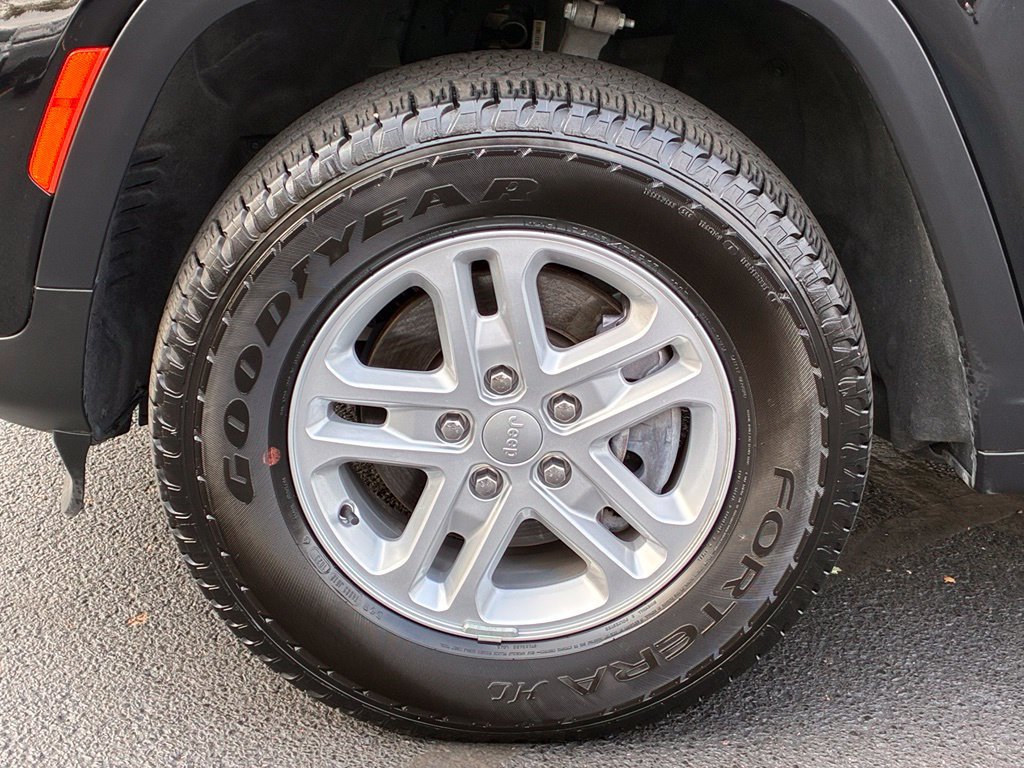 Used 2023 Jeep Grand Cherokee Laredo AWD/4WD image 15