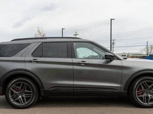 Used 2025 Ford Explorer ST AWD/4WD image 4