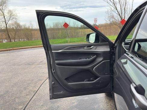 Used 2025 Jeep Grand Cherokee Limited w/ Luxury Tech Group II AWD/4WD image 10