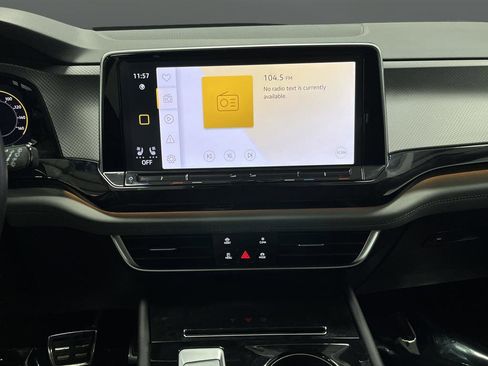 Used 2024 Volkswagen Atlas Peak Edition SEL image 9