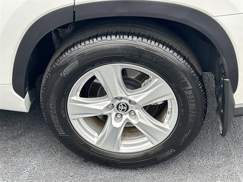 Used 2023 Toyota Highlander LE image 14