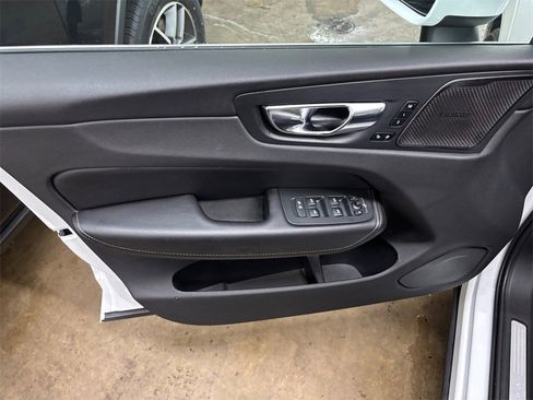 Used 2021 Volvo XC60 T6 Inscription image 11