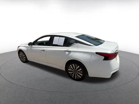 Used 2025 Nissan Altima 2.5 SV FWD image 10