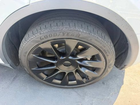 Used 2022 Tesla Model Y Long Range AWD/4WD image 29