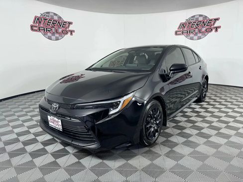 Used 2025 Toyota Corolla LE FWD image 3