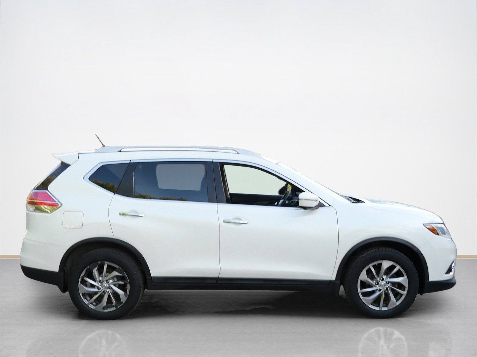 Used 2015 Nissan Rogue SL w/ SL Premium Package AWD/4WD image 2