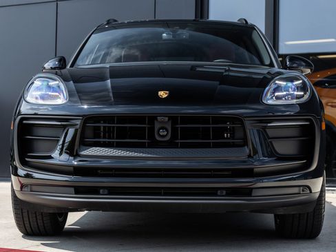 Certified 2025 Porsche Macan AWD/4WD image 8