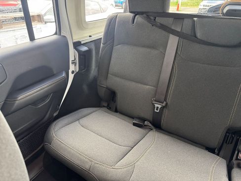 Used 2025 Jeep Wrangler Sahara image 36