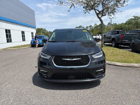 Used 2023 Chrysler Pacifica Touring-L FWD image 2