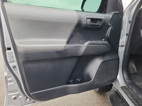 Used 2017 Toyota Tacoma SR image 17