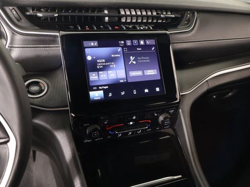 Used 2023 Jeep Grand Cherokee L Laredo image 5