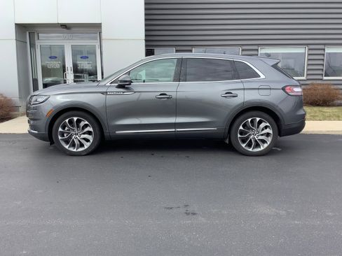 Used 2023 Lincoln Nautilus Reserve AWD/4WD image 2