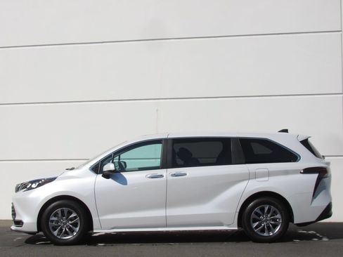 Used 2024 Toyota Sienna XLE FWD image 4