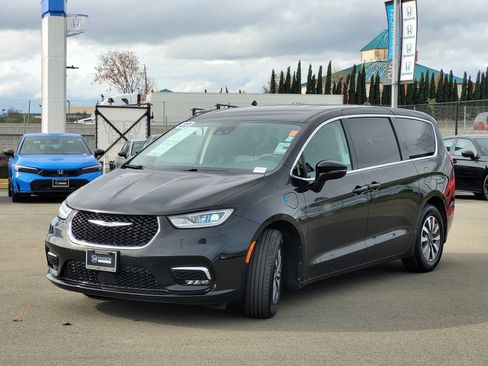 Used 2023 Chrysler Pacifica Touring-L image 9