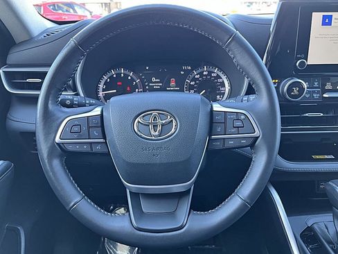 Used 2023 Toyota Highlander XLE AWD/4WD image 5
