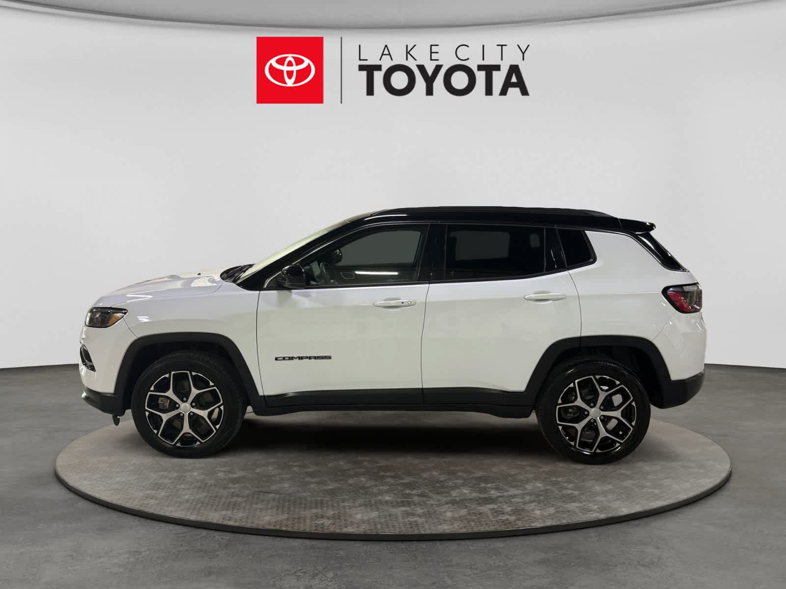 Used 2024 Jeep Compass Limited AWD/4WD image 3