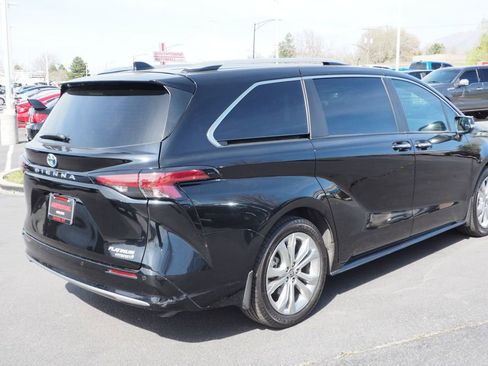Used 2023 Toyota Sienna Platinum image 8