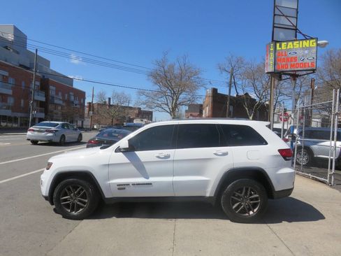 Used 2017 Jeep Grand Cherokee Laredo AWD/4WD image 7