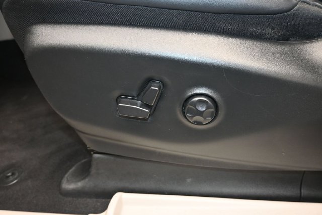 Used 2024 Chrysler Pacifica Touring-L FWD image 7