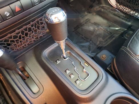 Used 2015 Jeep Wrangler Unlimited Sahara w/ Connectivity Group AWD/4WD image 22