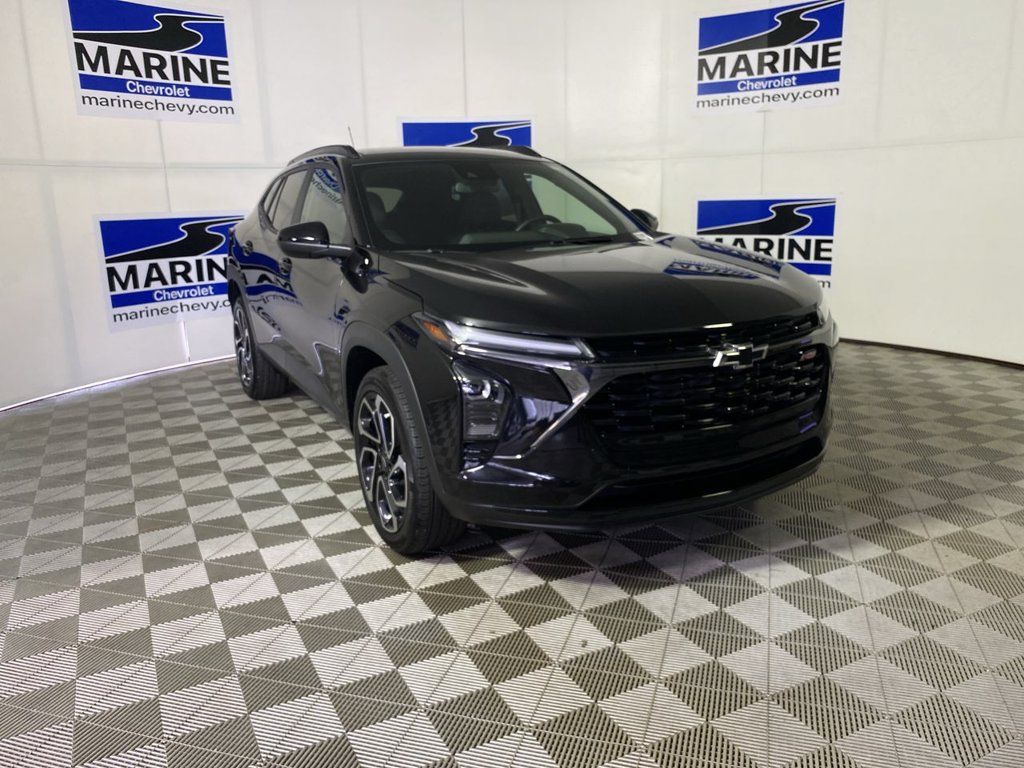 Used 2025 Chevrolet Trax RS w/ Driver Confidence Package FWD image 1