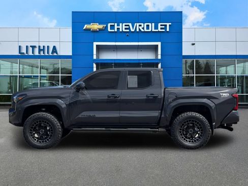 Used 2025 Toyota Tacoma TRD Sport AWD/4WD image 5