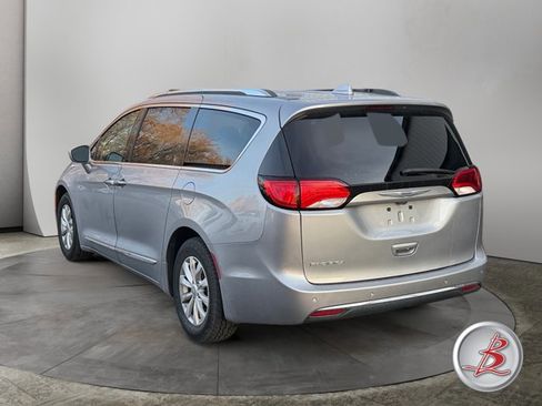 Used 2018 Chrysler Pacifica Touring-L image 5