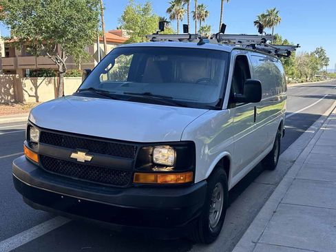 Used 2017 Chevrolet Express 2500 RWD image 4