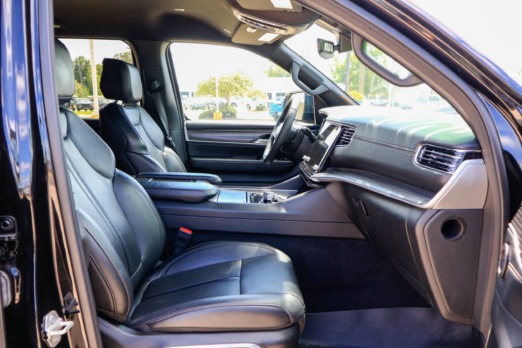Used 2024 Jeep Wagoneer Series II w/ Flexible Seating Group RWD image 8