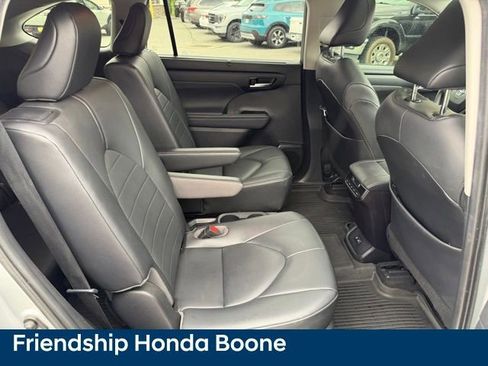 Used 2020 Toyota Highlander XLE AWD/4WD image 47