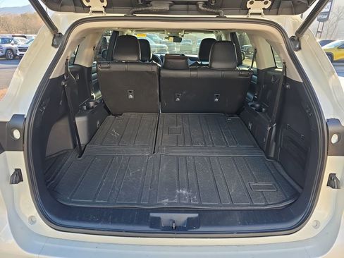 Used 2020 Toyota Highlander XLE image 6