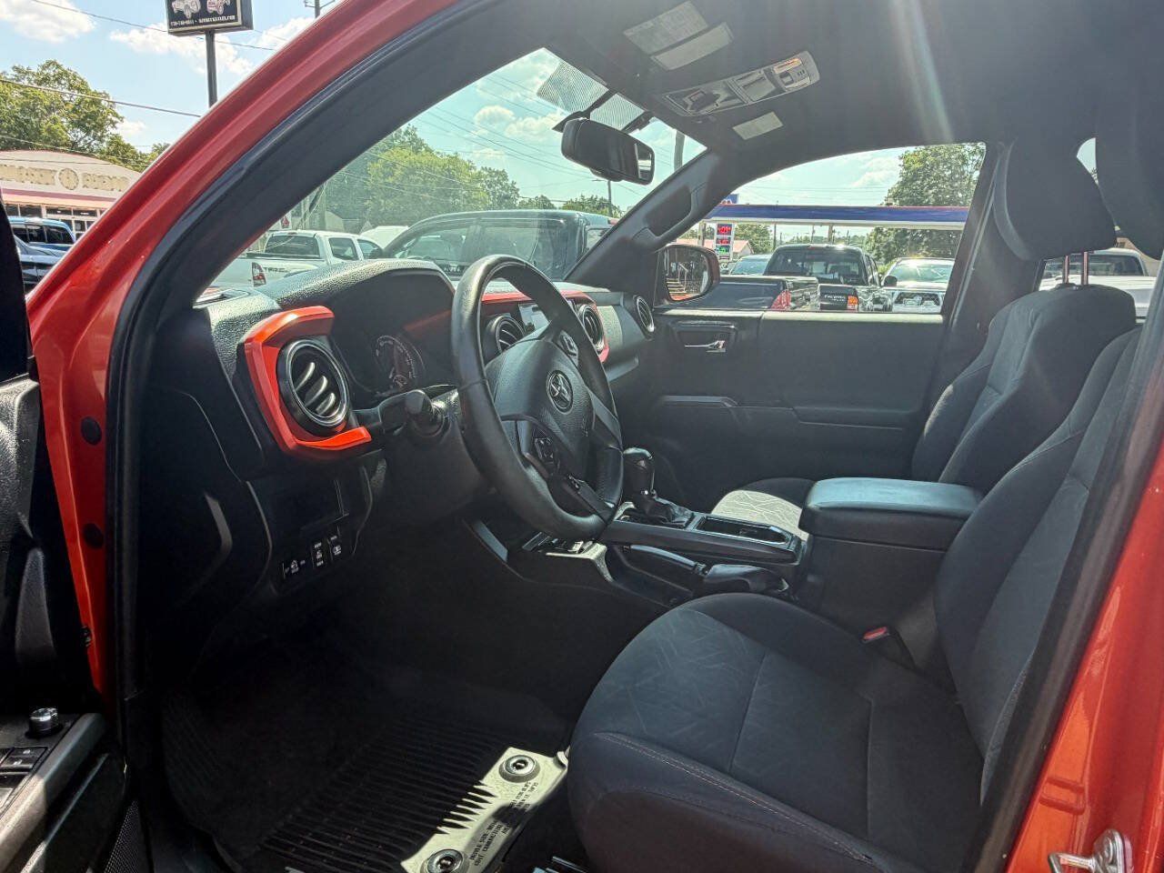 Used 2017 Toyota Tacoma TRD Off-Road w/ Tow Package (A/T) AWD/4WD image 3