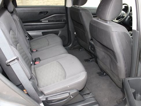 Used 2024 Nissan Pathfinder SV image 18