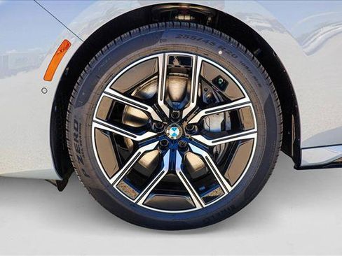 Used 2025 BMW 740i xDrive image 9