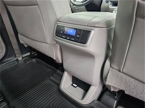 Used 2019 Toyota Highlander XLE FWD image 16