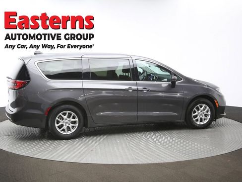 Used 2023 Chrysler Pacifica Touring-L image 45