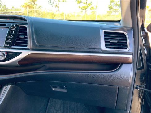 Used 2014 Toyota Highlander Limited Platinum image 17