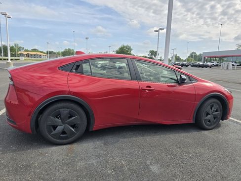 Used 2025 Toyota Prius LE FWD image 8