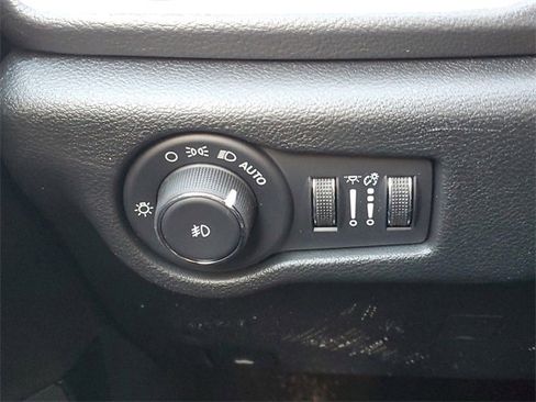 New 2026 Chrysler Pacifica Limited w/ Uconnect Theater Family Group image 21