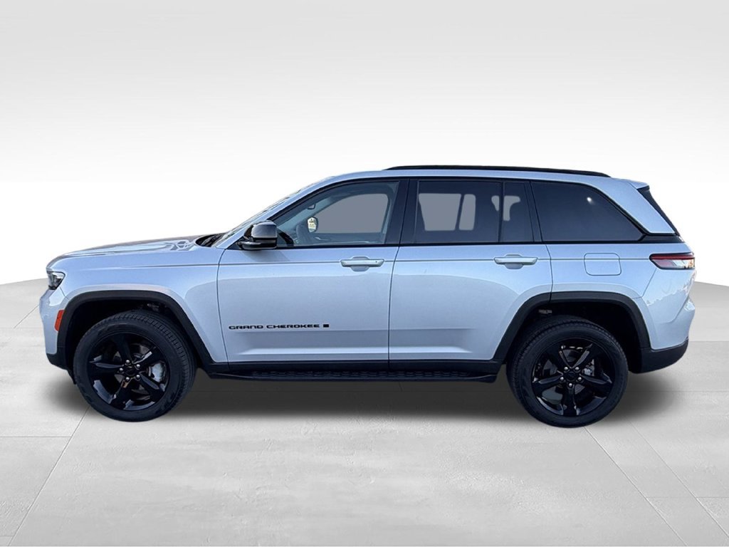 Used 2024 Jeep Grand Cherokee Limited w/ Black Appearance Package AWD/4WD image 9