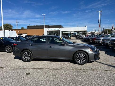 Used 2023 Nissan Altima 2.5 SV image 2