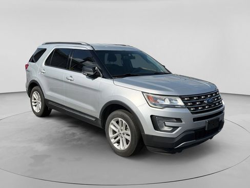 Used 2017 Ford Explorer XLT w/ Equipment Group 202A FWD image 5